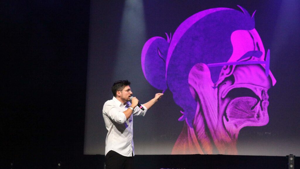 svent fais une présentation du système phonatoire lors d'un atelier de beatbox en entreprise
